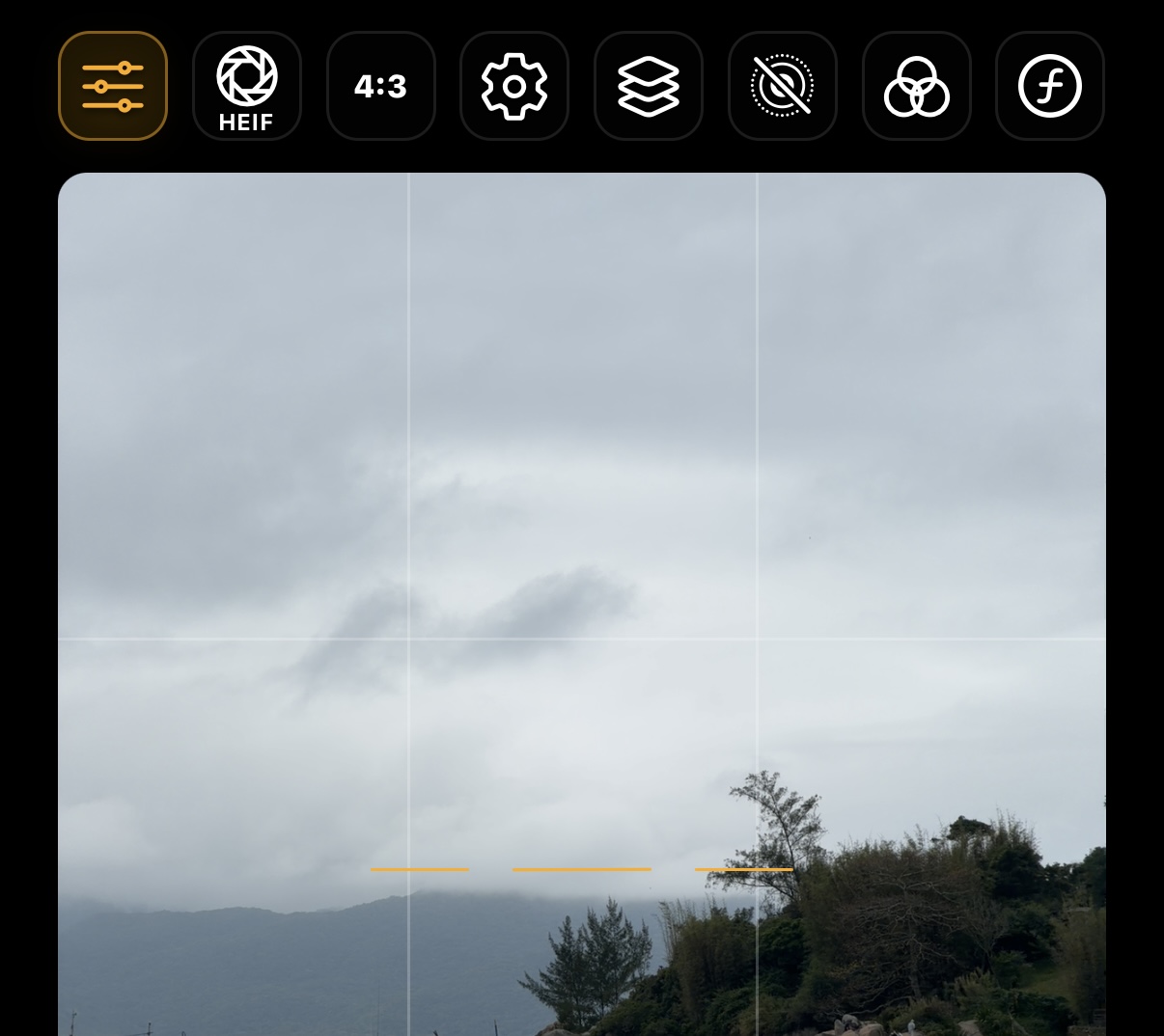 Top bar with shortcuts for adjustments, HEIF, 4:3 aspect ratio, settings, capture, Live Photo, filters and aperture.